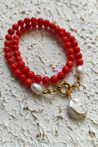 گردنبند سنگ مرجان و مروارید باروک سکه ای با قفل استیل طلایی|زیور خاص و لوکس زنانه