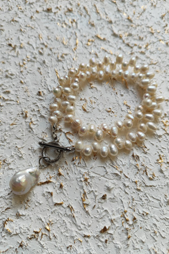 گردنبند مروارید پرورشی سفید با آویز مروارید باروک و قفل و اتصالات استیل|ٱلگا