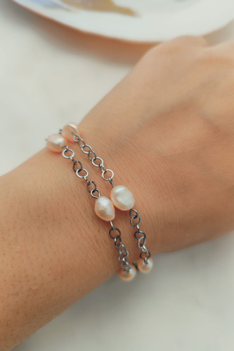 دستبند مروارید پرورشی گلبهی با زنجیر و اتصالات استیل نقره ای